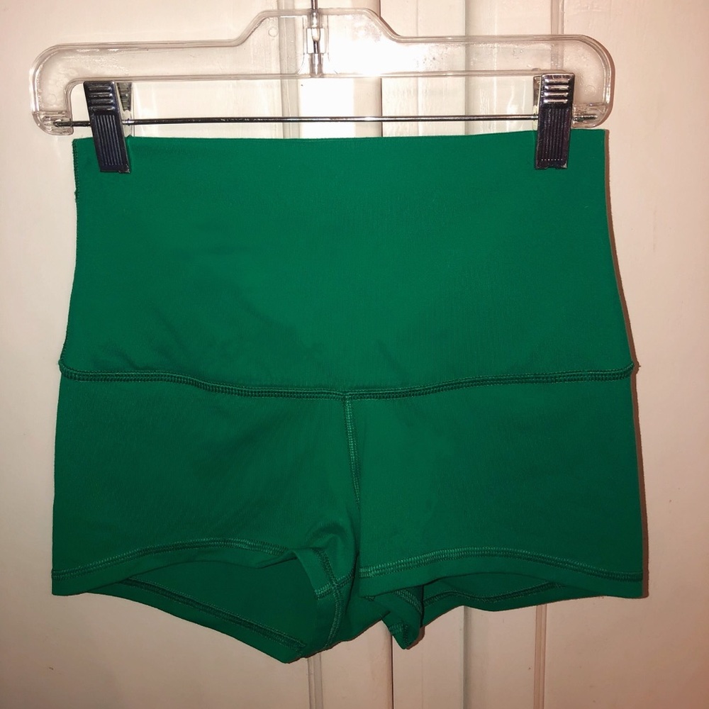 Lululemon high rise tight shorts never worn!!